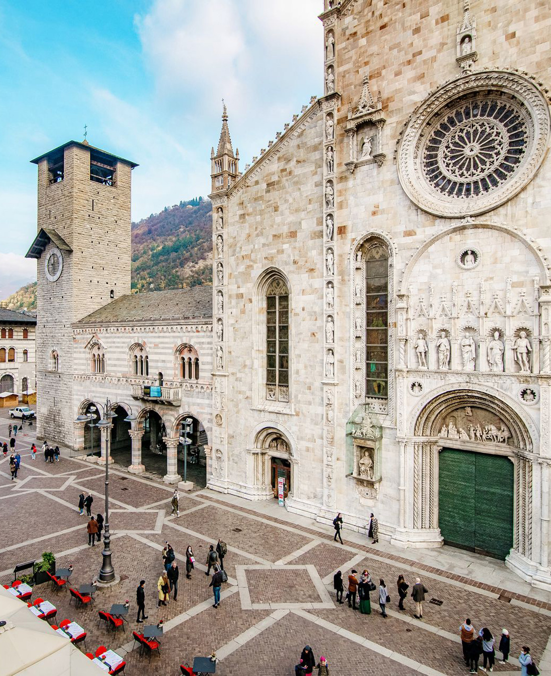 en Nel cuore di Como, nella piazza centrale della città, piazza del Duomo, un palazzo dalla storia antica e dal design contemporaneo, tutelato dalla Soprintendenza alle Belle Arti in seguito all’intervento dell’architetto Giuseppe Terragni nel 1930.